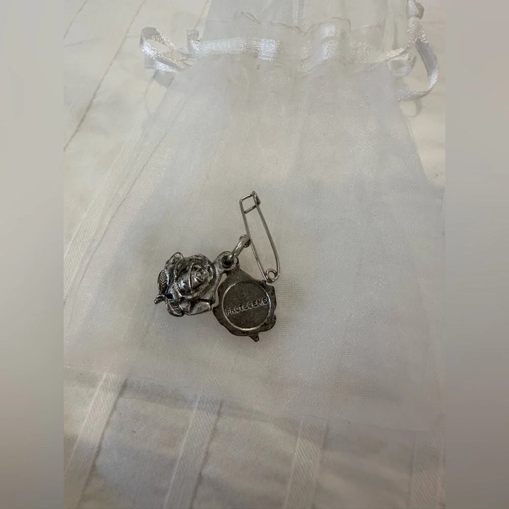 Vintage religious safety pin brooch guardian angel or the Divine Child Jesus.